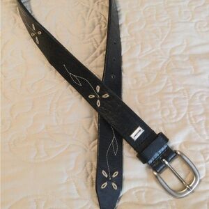 🎄🎅 Women Elegant Black Leather Belt with Embroidered Details